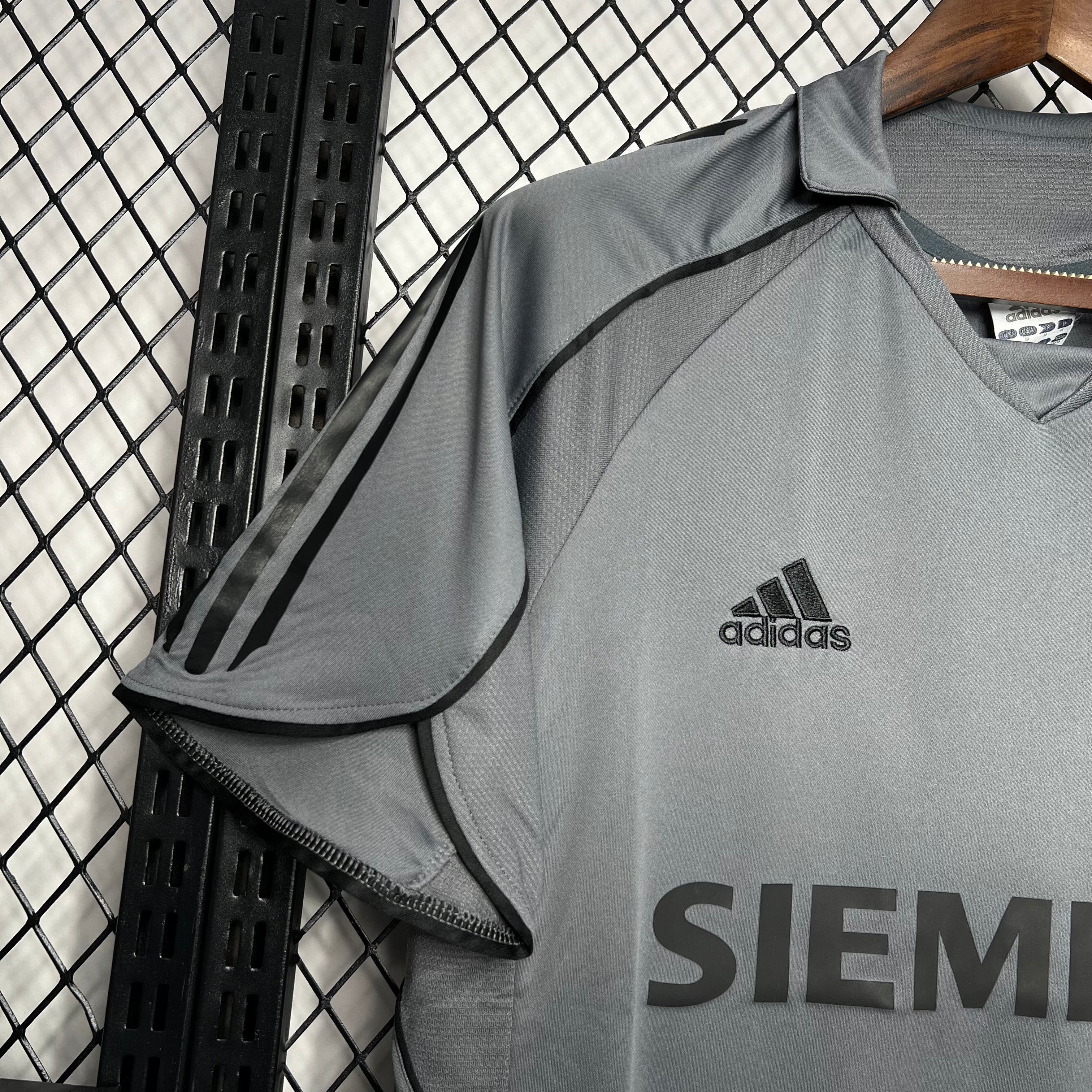 Real Madrid maillot foot rétro 2005 2006